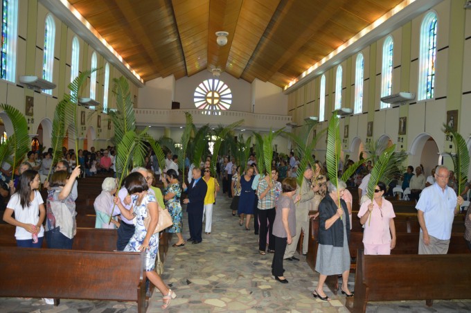 Dom Redovino celebra Missa de ramos na Catedral