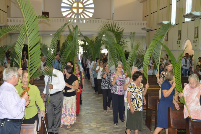 Dom Redovino celebra Missa de ramos na Catedral