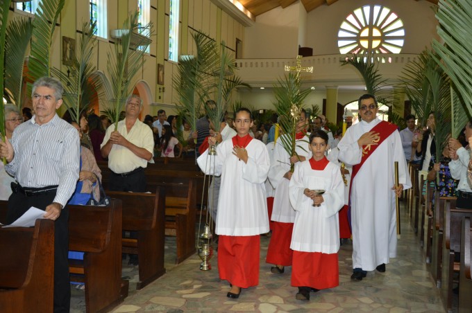 Dom Redovino celebra Missa de ramos na Catedral