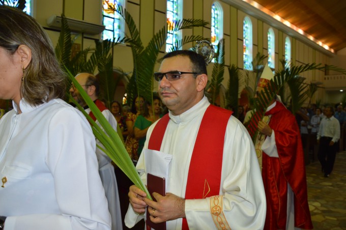 Dom Redovino celebra Missa de ramos na Catedral