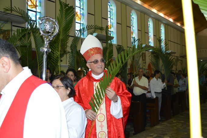 Dom Redovino celebra Missa de ramos na Catedral