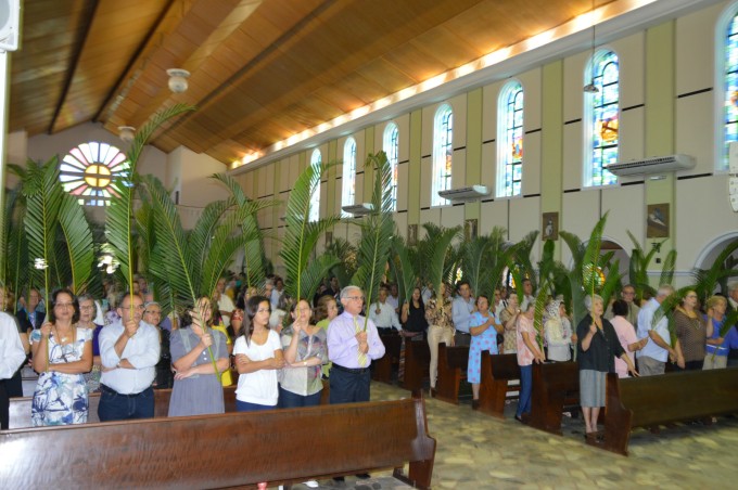 Dom Redovino celebra Missa de ramos na Catedral