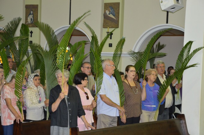 Dom Redovino celebra Missa de ramos na Catedral