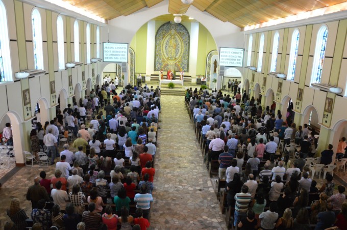 Dom Redovino celebra Missa de ramos na Catedral