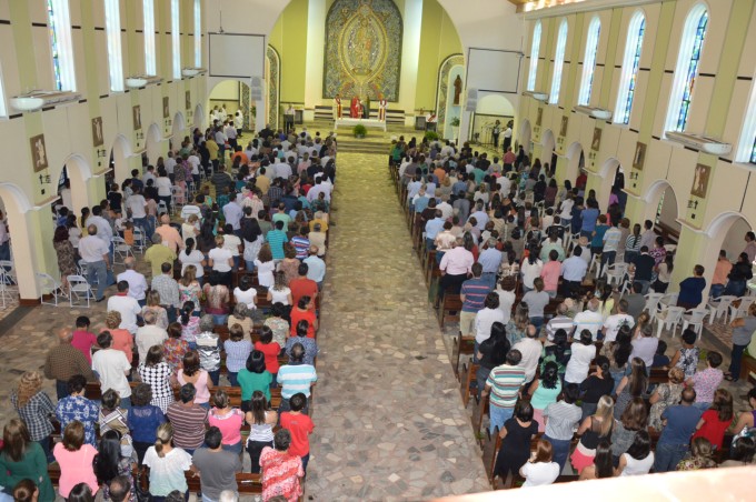 Dom Redovino celebra Missa de ramos na Catedral