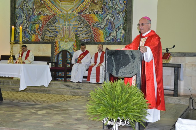 Dom Redovino celebra Missa de ramos na Catedral