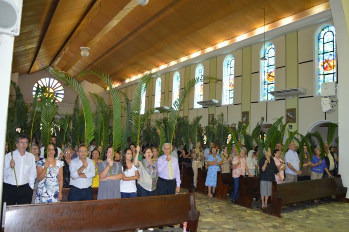 Dom Redovino celebra Missa de ramos na Catedral