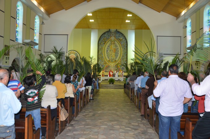 Dom Redovino celebra Missa de ramos na Catedral