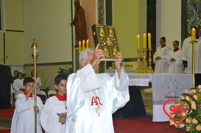 Dom Redovino Lava os pés de 12 jovens