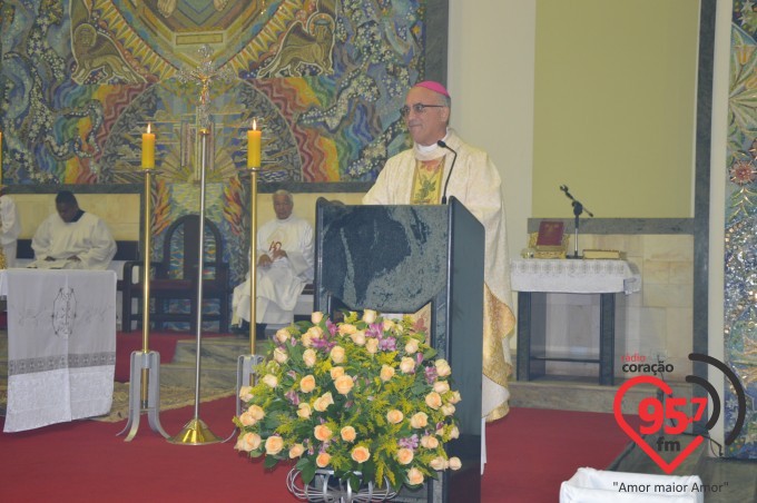 Dom Redovino Lava os pés de 12 jovens