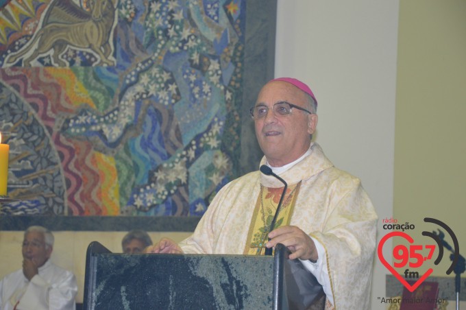 Dom Redovino Lava os pés de 12 jovens