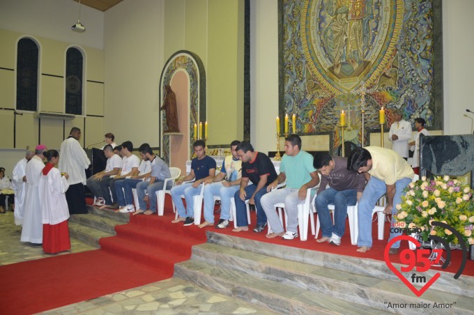 Dom Redovino Lava os pés de 12 jovens