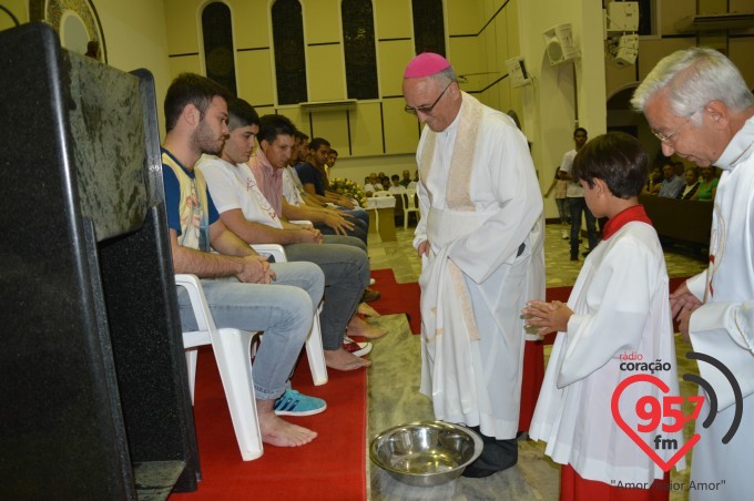 Dom Redovino Lava os pés de 12 jovens