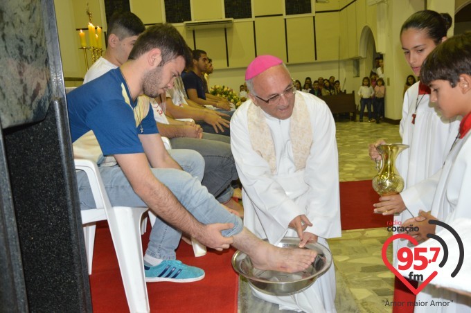Dom Redovino Lava os pés de 12 jovens