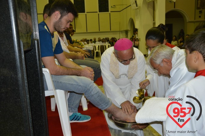 Dom Redovino Lava os pés de 12 jovens