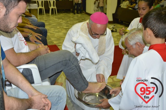 Dom Redovino Lava os pés de 12 jovens