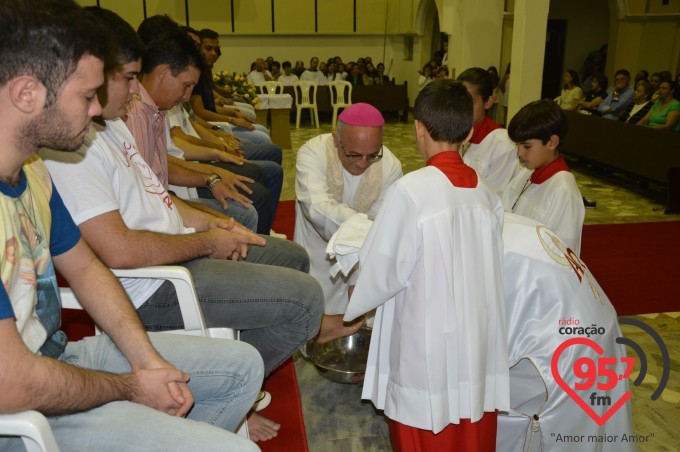 Dom Redovino Lava os pés de 12 jovens