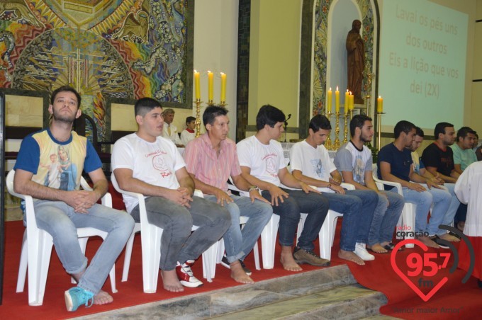 Dom Redovino Lava os pés de 12 jovens