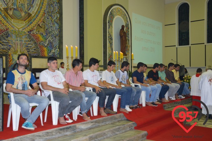 Dom Redovino Lava os pés de 12 jovens