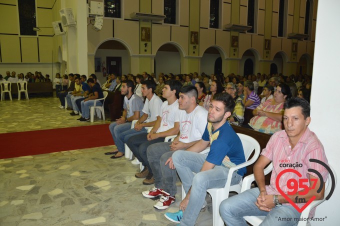 Dom Redovino Lava os pés de 12 jovens