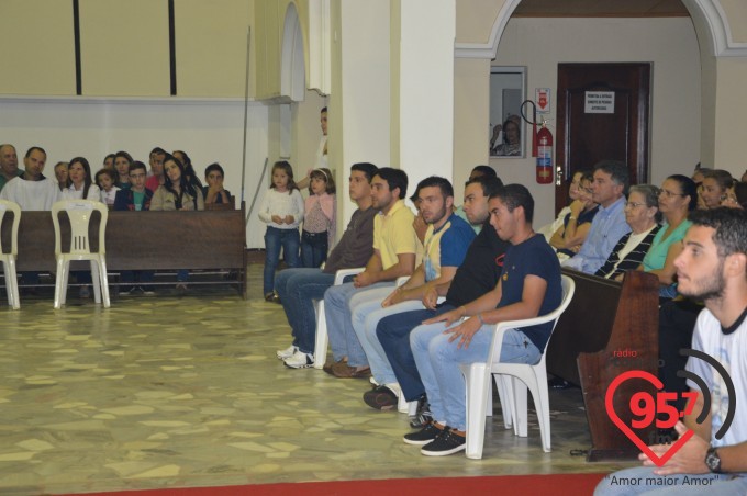 Dom Redovino Lava os pés de 12 jovens