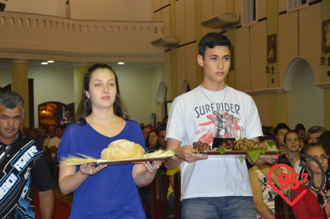 Dom Redovino Lava os pés de 12 jovens