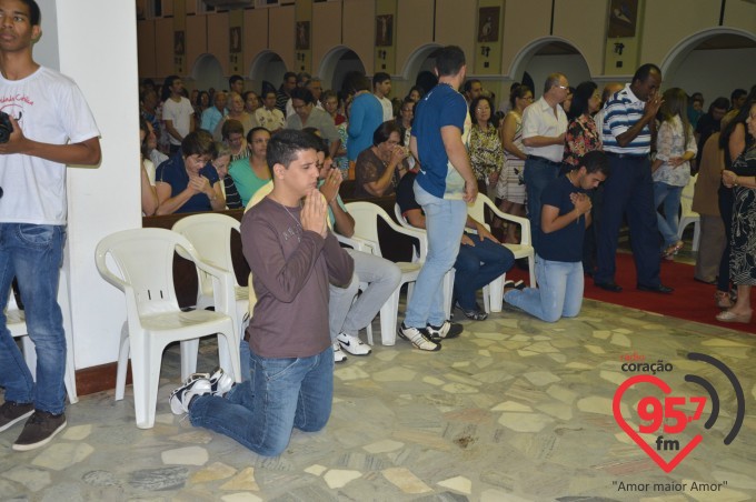 Dom Redovino Lava os pés de 12 jovens