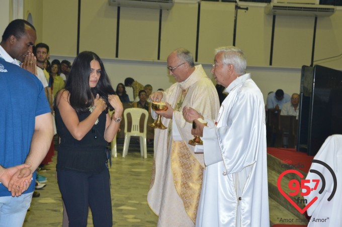 Dom Redovino Lava os pés de 12 jovens