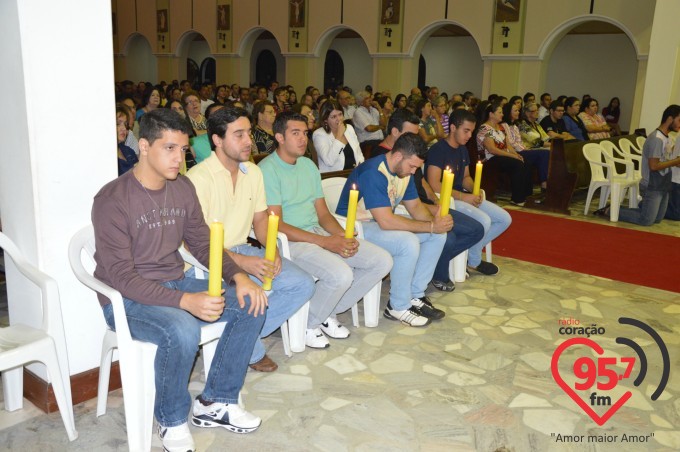 Dom Redovino Lava os pés de 12 jovens