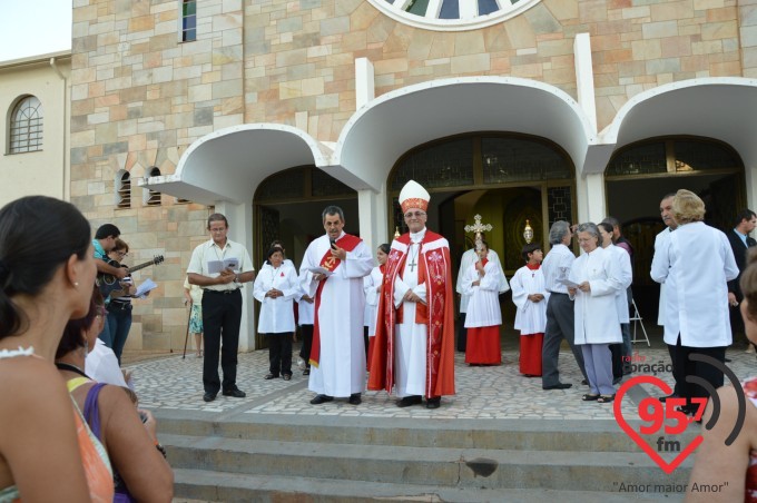 Fiéis lotam catedral na celebração da sexta feira da paixão