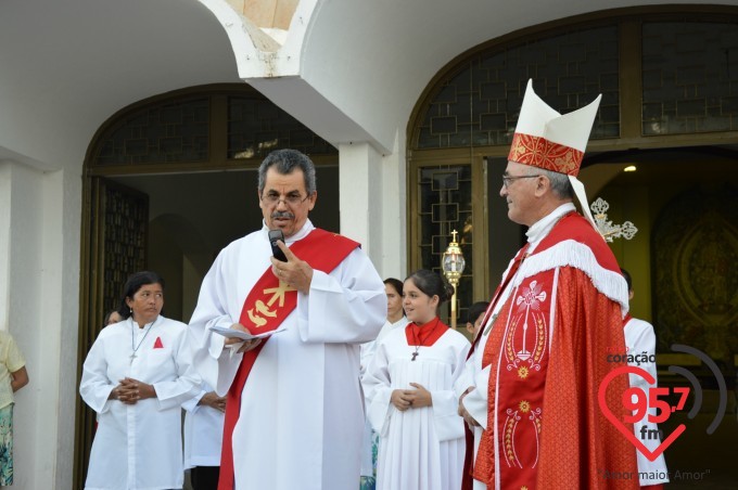 Fiéis lotam catedral na celebração da sexta feira da paixão