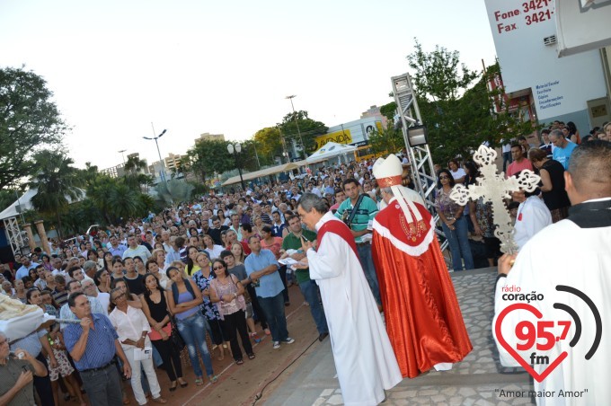 Fiéis lotam catedral na celebração da sexta feira da paixão