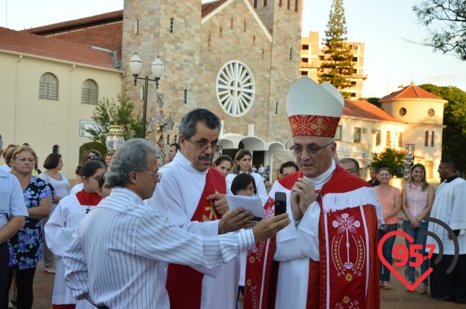 Fiéis lotam catedral na celebração da sexta feira da paixão