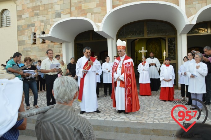 Fiéis lotam catedral na celebração da sexta feira da paixão