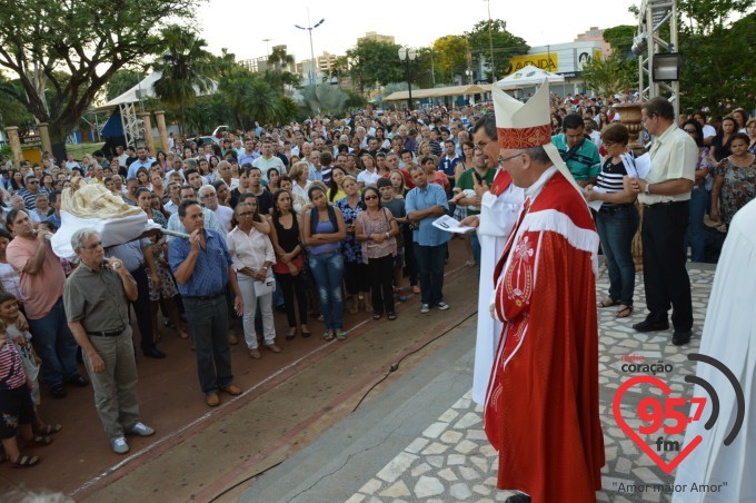Fiéis lotam catedral na celebração da sexta feira da paixão