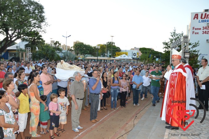 Fiéis lotam catedral na celebração da sexta feira da paixão