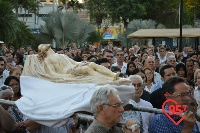 Fiéis lotam catedral na celebração da sexta feira da paixão