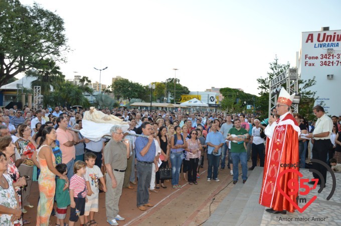 Fiéis lotam catedral na celebração da sexta feira da paixão