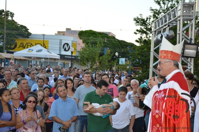 Fiéis lotam catedral na celebração da sexta feira da paixão