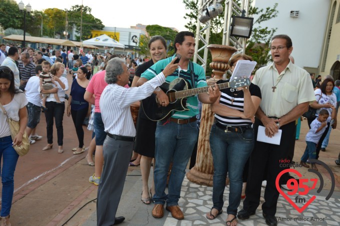 Fiéis lotam catedral na celebração da sexta feira da paixão