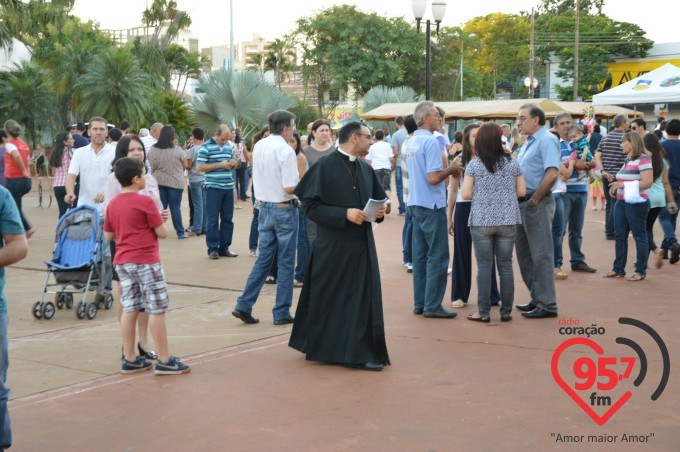 Fiéis lotam catedral na celebração da sexta feira da paixão