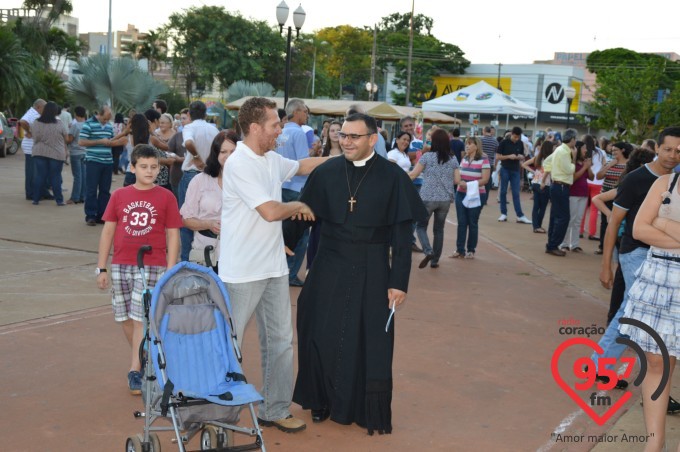 Fiéis lotam catedral na celebração da sexta feira da paixão