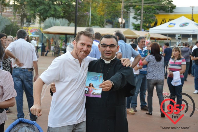 Fiéis lotam catedral na celebração da sexta feira da paixão