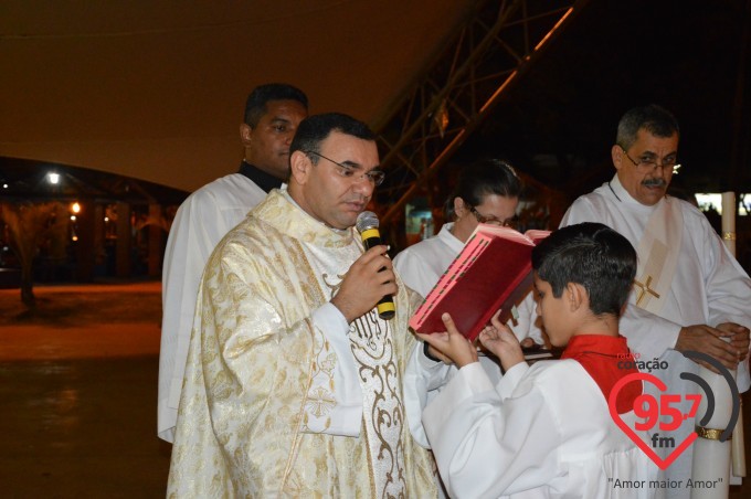 Pe. Leão celebra o sábado santo na catedral