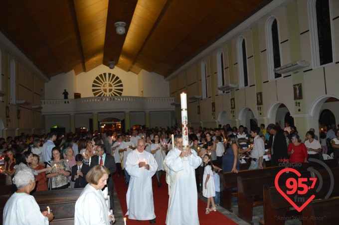 Pe. Leão celebra o sábado santo na catedral