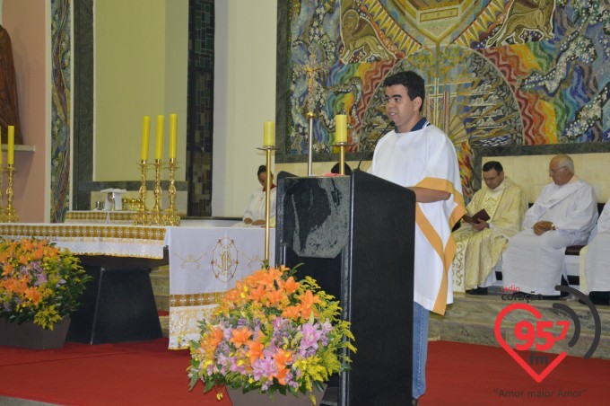 Pe. Leão celebra o sábado santo na catedral