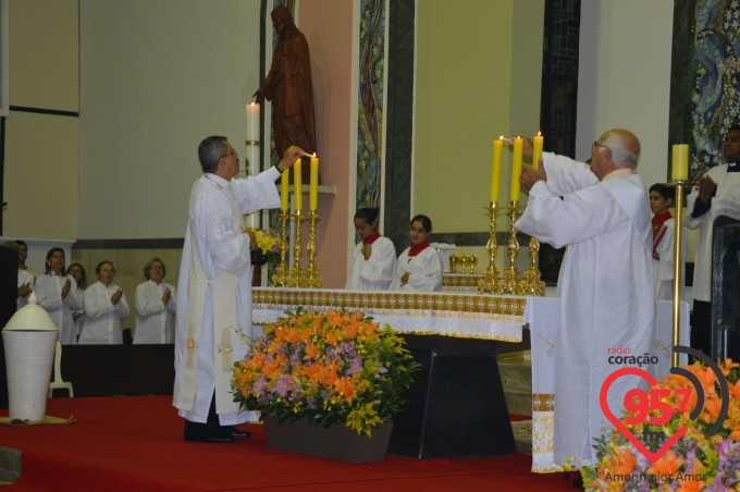 Pe. Leão celebra o sábado santo na catedral
