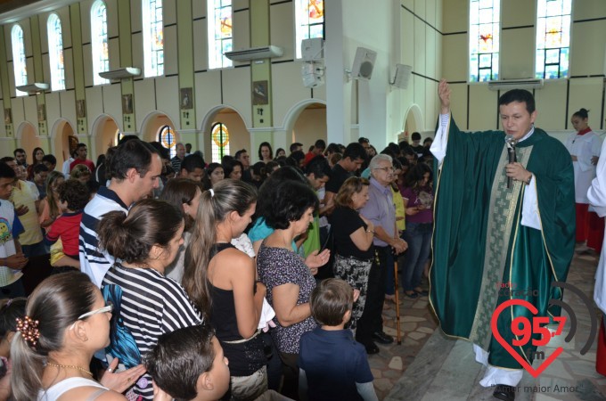 Pe. Crispim celebra 'Missa com a Juventude' na Catedral