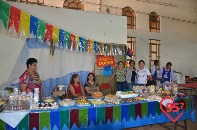 Paróquia N.S. Aparecida faz festa Julina servindo porco no tacho