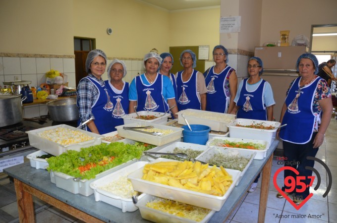 Paróquia N.S. Aparecida faz festa Julina servindo porco no tacho